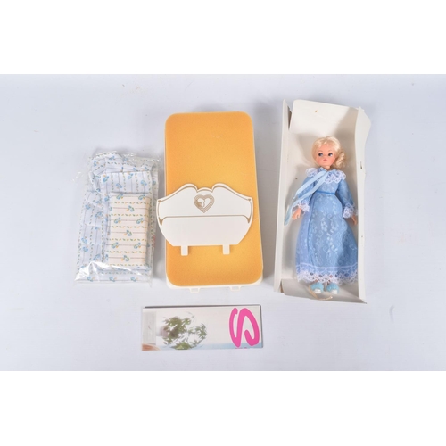 97 - A BOXED MARX SINDY SLUMBER TIME SET, reference 1222, doll featured in blue night time outfit, bed an... 