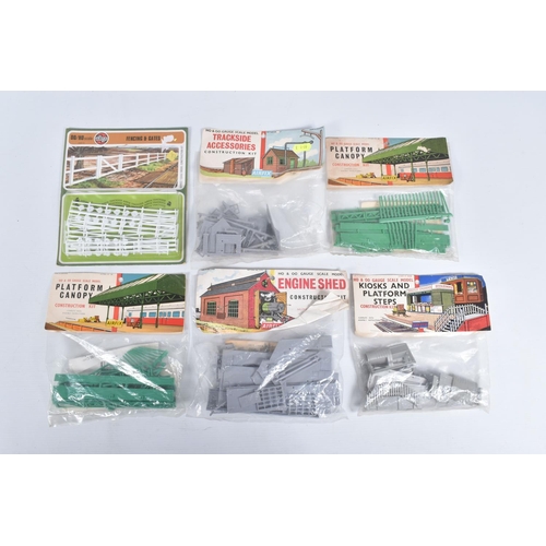 146 - A COLLECTION OF BOXED 1:72 SCALE VINTAGE  AIRFIX KITS, to include An Emergency Set A204V, a Tank Tra... 