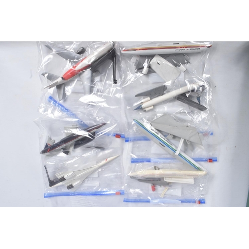 208 - AN ASSORTMENT OF UNBOXED MODEL AIRCRAFTS, each has been put into plastic freezer bags, to include mo... 