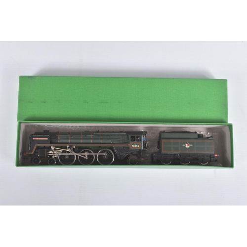 238 - THREE BOXED HORNBY RAILWAYS OO GAUGE BRITANNIA CLASS LOCOMOTIVES, 'William Shakespeare' No.70004 (R3... 