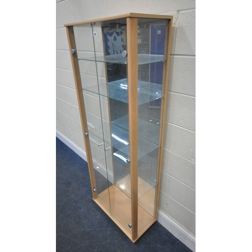 182 - A MODERN DISPLAY CABINET, with double doors, that are enclosing a mirrored back, and four glass shel... 