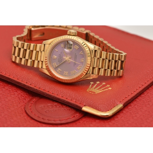 402 - AN 18CT GOLD ROLEX OYSTER PERPETUAL LADY DATEJUST 26MM WRISTWATCH, reference 79818, purple/Lavender ... 