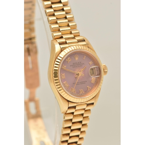 402 - AN 18CT GOLD ROLEX OYSTER PERPETUAL LADY DATEJUST 26MM WRISTWATCH, reference 79818, purple/Lavender ... 