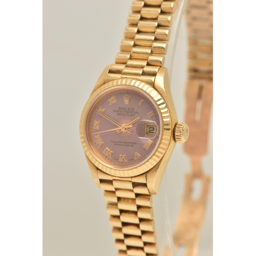 402 - AN 18CT GOLD ROLEX OYSTER PERPETUAL LADY DATEJUST 26MM WRISTWATCH, reference 79818, purple/Lavender ... 