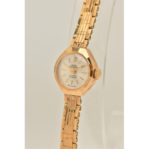 423 - A LADIES 9CT GOLD WRISTWATCH, manual wind, round silver dial signed 'Swiss Empress', baton markers, ... 