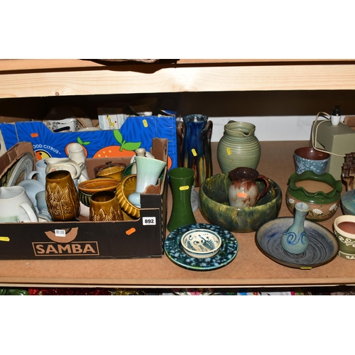 892 - FOUR BOXES AND LOOSE VINTAGE STUDIO POTTERY AND CERAMICS to include a large quantity of assorted Syl... 