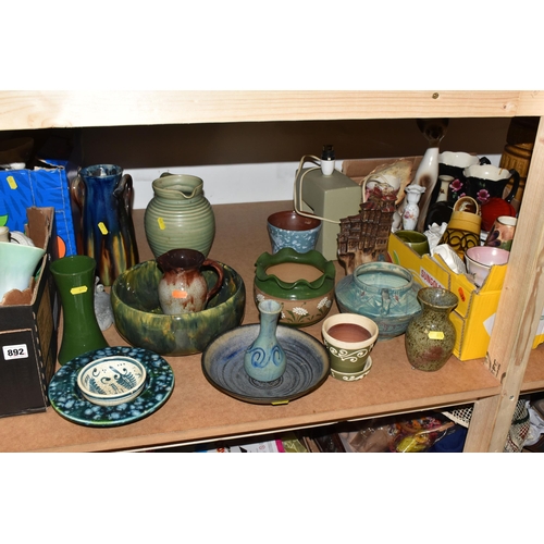 892 - FOUR BOXES AND LOOSE VINTAGE STUDIO POTTERY AND CERAMICS to include a large quantity of assorted Syl... 