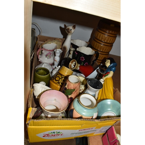 892 - FOUR BOXES AND LOOSE VINTAGE STUDIO POTTERY AND CERAMICS to include a large quantity of assorted Syl... 