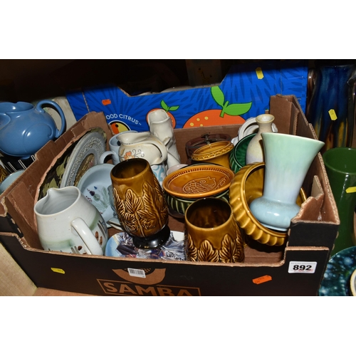 892 - FOUR BOXES AND LOOSE VINTAGE STUDIO POTTERY AND CERAMICS to include a large quantity of assorted Syl... 