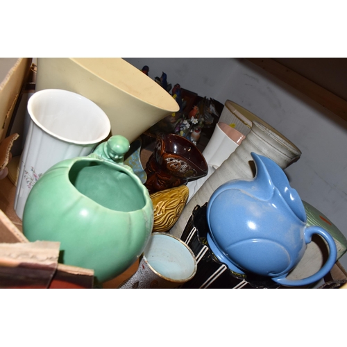 892 - FOUR BOXES AND LOOSE VINTAGE STUDIO POTTERY AND CERAMICS to include a large quantity of assorted Syl... 