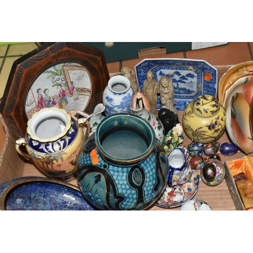 924 - A BOX OF CHINESE AND JAPANESE CERAMICS to include a quantity of cloisonne items comprising a shallow... 