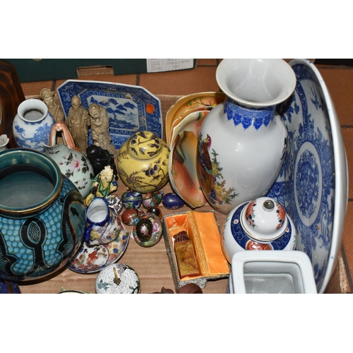 924 - A BOX OF CHINESE AND JAPANESE CERAMICS to include a quantity of cloisonne items comprising a shallow... 