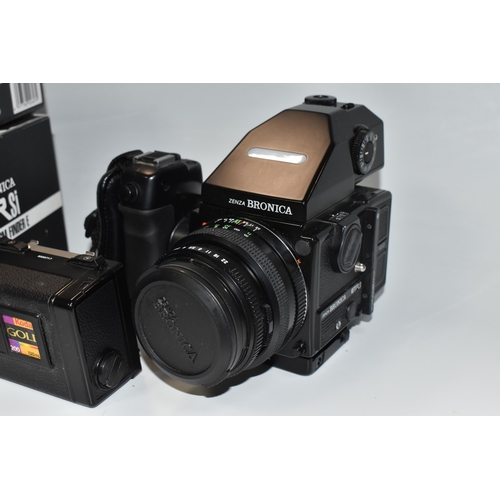 934 - BRONICA MEDIUM FORMAT PHOTOGRAPHIC EQUIPMENT  ETC, comprising of a ETR Si 645 format camera body, AE... 