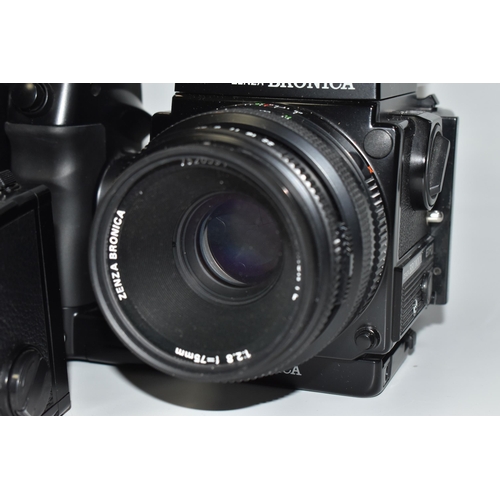 934 - BRONICA MEDIUM FORMAT PHOTOGRAPHIC EQUIPMENT  ETC, comprising of a ETR Si 645 format camera body, AE... 