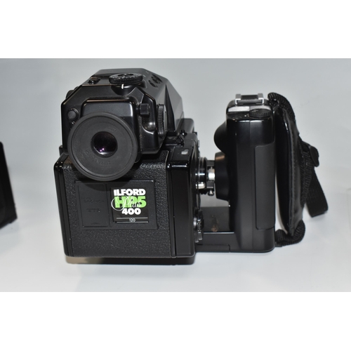 934 - BRONICA MEDIUM FORMAT PHOTOGRAPHIC EQUIPMENT  ETC, comprising of a ETR Si 645 format camera body, AE... 