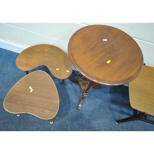 214 - A MID CENTURY TOLA AND BLACK COFFEE TABLE, raised on shaped legs, united by a slatted undershelf, wi... 