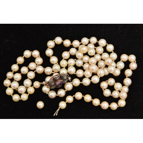 426 - A SINGLE STRAND OF CULTURED PEARLS, AF, cream pearls with a pink hue, each measuring approximately 6... 