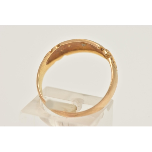 460 - AN 18CT GOLD RING, a yellow gold band ring set with three single cut diamonds and shell detail to th... 