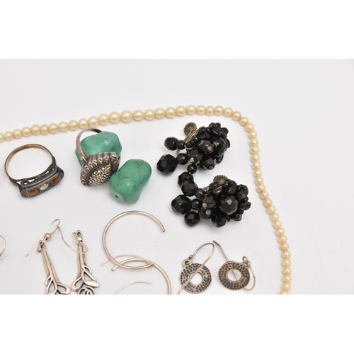 473 - A SMALL BAG OF ASSORTED JEWELLERY, to include an imitation pearl necklace fitted with a yellow metal... 