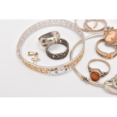 474 - A SMALL ASSORTMENT OF JEWELLERY, to include an open work hinged bangle stamped 925, a white metal ba... 