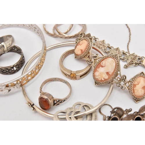 474 - A SMALL ASSORTMENT OF JEWELLERY, to include an open work hinged bangle stamped 925, a white metal ba... 