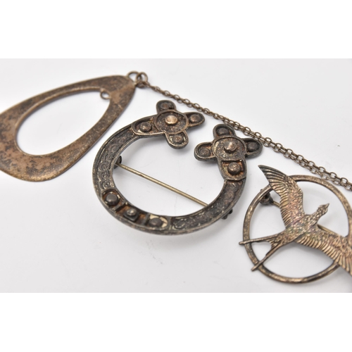 477 - THREE PIECES OF JEWELLERY, to include a Scottish brooch, fitted with a brooch pin and safety clasp, ... 