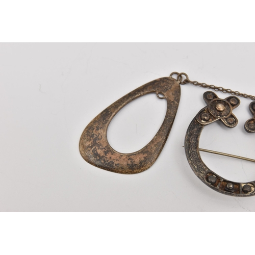 477 - THREE PIECES OF JEWELLERY, to include a Scottish brooch, fitted with a brooch pin and safety clasp, ... 