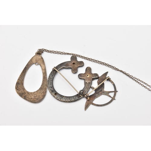 477 - THREE PIECES OF JEWELLERY, to include a Scottish brooch, fitted with a brooch pin and safety clasp, ... 