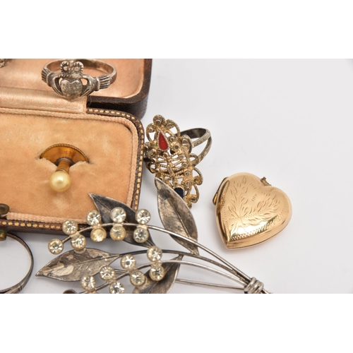 478 - A SMALL BAG OF ASSORTED ITEMS, to include a cased pair of gold plated imitation pearl dress studs, s... 