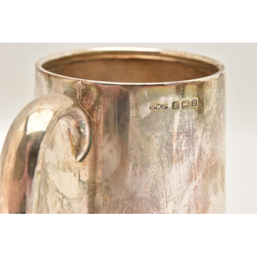 524 - AN EARLY 20TH CENTURY SILVER TANKARD, polished tapered form with C handle, hallmarked 'Wilmot Manufa... 