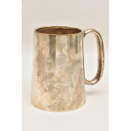 524 - AN EARLY 20TH CENTURY SILVER TANKARD, polished tapered form with C handle, hallmarked 'Wilmot Manufa... 