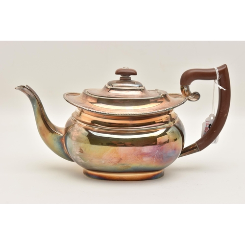 533 - AN ELIZABETH II SILVER TEAPOT, of a polished form, gadrooned rim to the hinged cover, fitted with a ... 