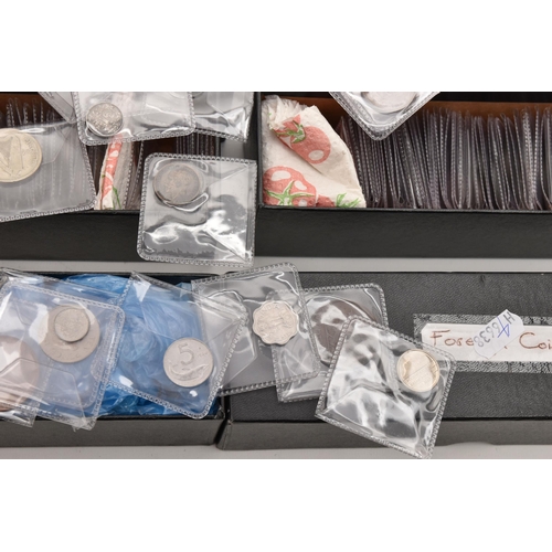 569 - A LARGE PLASTIC TUB OF WORLD COINS, to include an undated 20p coin minted in error, a small box cont... 