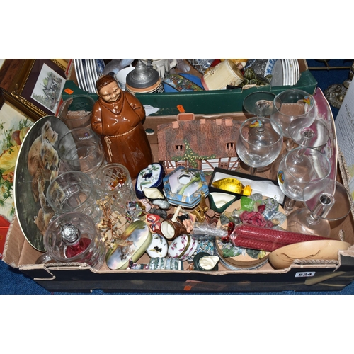 824 - FIVE BOXES AND LOOSE CERAMICS AND DECORATIVE ITEMS to include a box of Royal Doulton 'Juno' dinner w... 