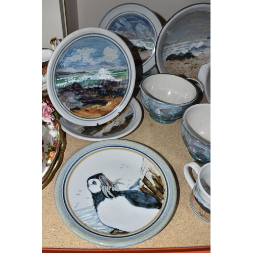 830 - A COLLECTION OF 'HIGHLAND STONEWARE' DINNER AND KITCHENWARE ITEMS to include a lamp with a lake scen... 