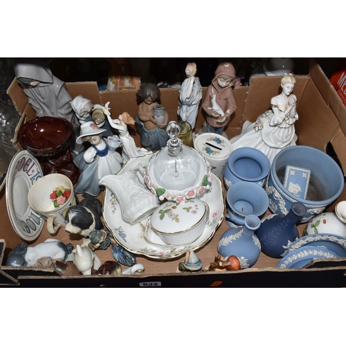 832 - TWO BOXES AND LOOSE CERAMICS AND GLASSWARE to include a small group of Wedgwood Jasperware comprisin... 