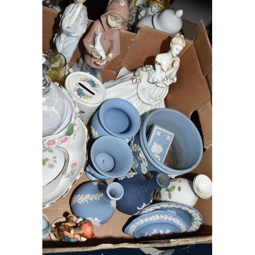 832 - TWO BOXES AND LOOSE CERAMICS AND GLASSWARE to include a small group of Wedgwood Jasperware comprisin... 