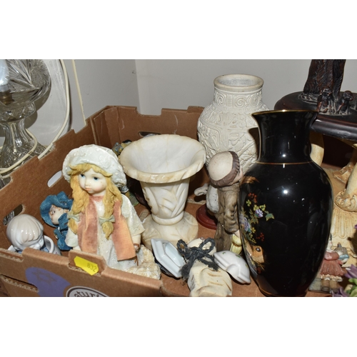 832 - TWO BOXES AND LOOSE CERAMICS AND GLASSWARE to include a small group of Wedgwood Jasperware comprisin... 