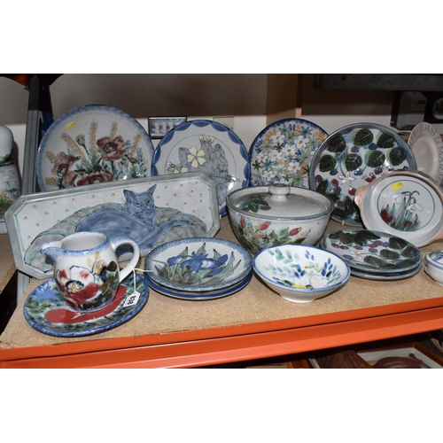 838 - A COLLECTION OF HIGHLAND STONEWARE TABLE AND DINNER WARE ITEMS to include various floral, garden, an... 