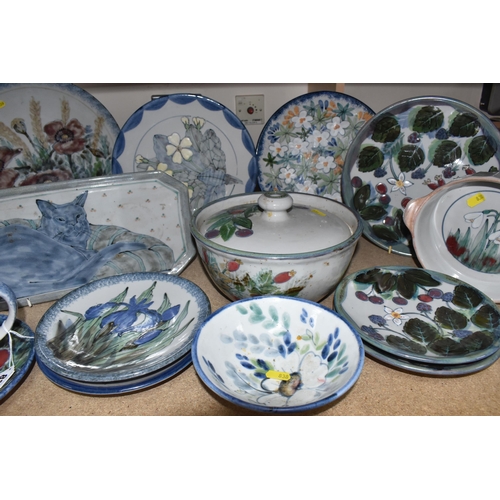 838 - A COLLECTION OF HIGHLAND STONEWARE TABLE AND DINNER WARE ITEMS to include various floral, garden, an... 