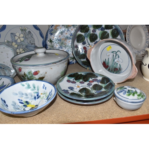 838 - A COLLECTION OF HIGHLAND STONEWARE TABLE AND DINNER WARE ITEMS to include various floral, garden, an... 