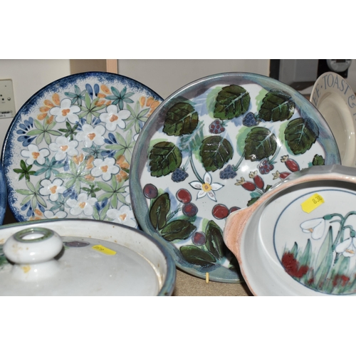 838 - A COLLECTION OF HIGHLAND STONEWARE TABLE AND DINNER WARE ITEMS to include various floral, garden, an... 