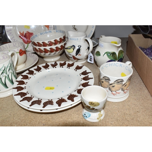 841 - A COLLECTION OF EMMA BRIDGEWATER ITEMS to include two sponge-painted chicken plates, a group of 'Bir... 