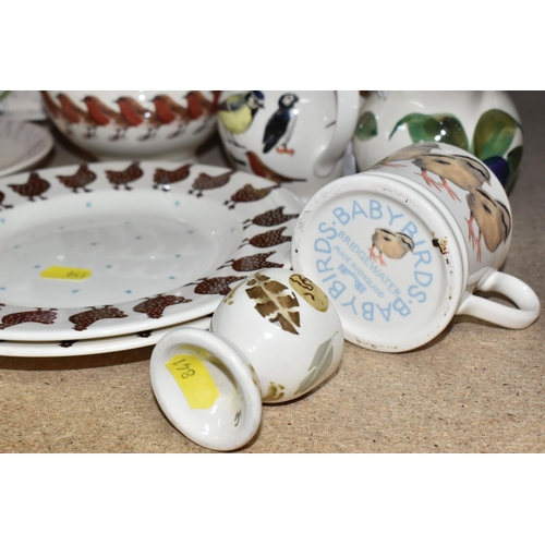 841 - A COLLECTION OF EMMA BRIDGEWATER ITEMS to include two sponge-painted chicken plates, a group of 'Bir... 