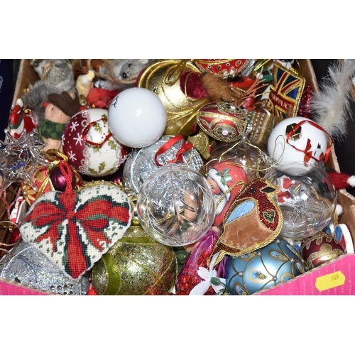 909 - SIX BOXES AND LOOSE CHRISTMAS ITEMS, to include Spode 'Christmas Rose' cake plate, 'Christmas Tree' ... 