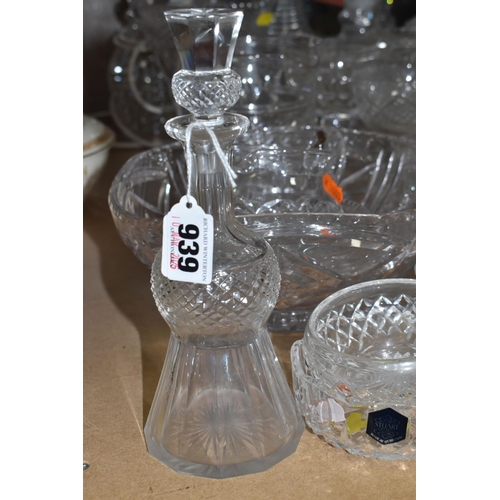 939 - A COLLECTION OF CUT GLASS AND ETCHED GLASSWARE, to include decanters, grapefruit dishes, large punch... 