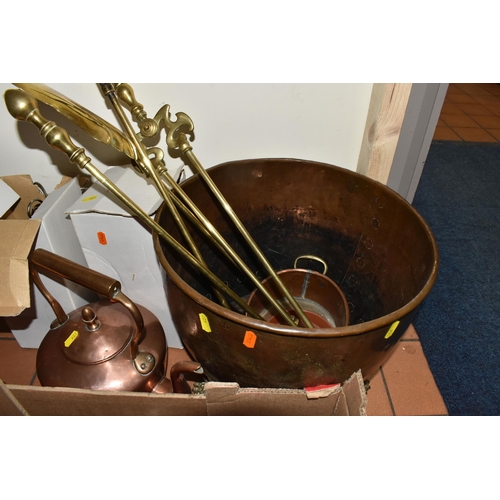 951 - ONE BOX AND LOOSE COPPER AND BRASSWARE, to include a large copper coal/log bucket with brass claw fe... 