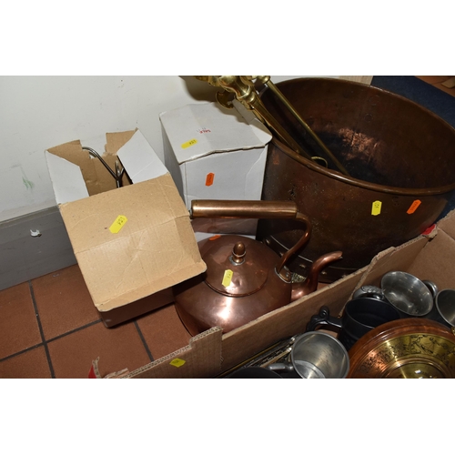 951 - ONE BOX AND LOOSE COPPER AND BRASSWARE, to include a large copper coal/log bucket with brass claw fe... 