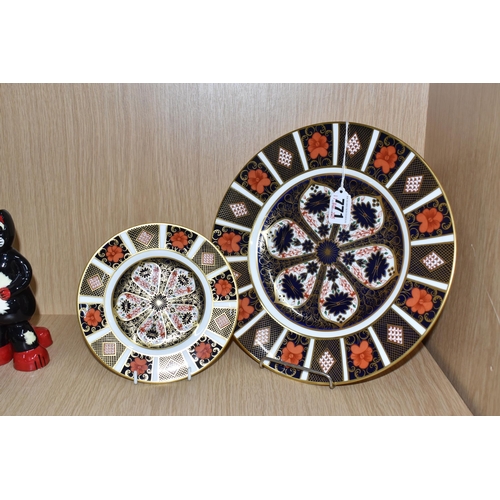 771 - TWO ROYAL CROWN DERBY IMARI 1128 PLATES, comprising a dinner plate, diameter 26.5cm, and a side plat... 