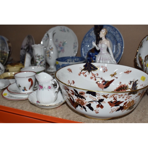 816 - A COLLECTION OF ASSORTED CERAMICS to include an art deco Crown Ducal tea pot (repair to the finial),... 